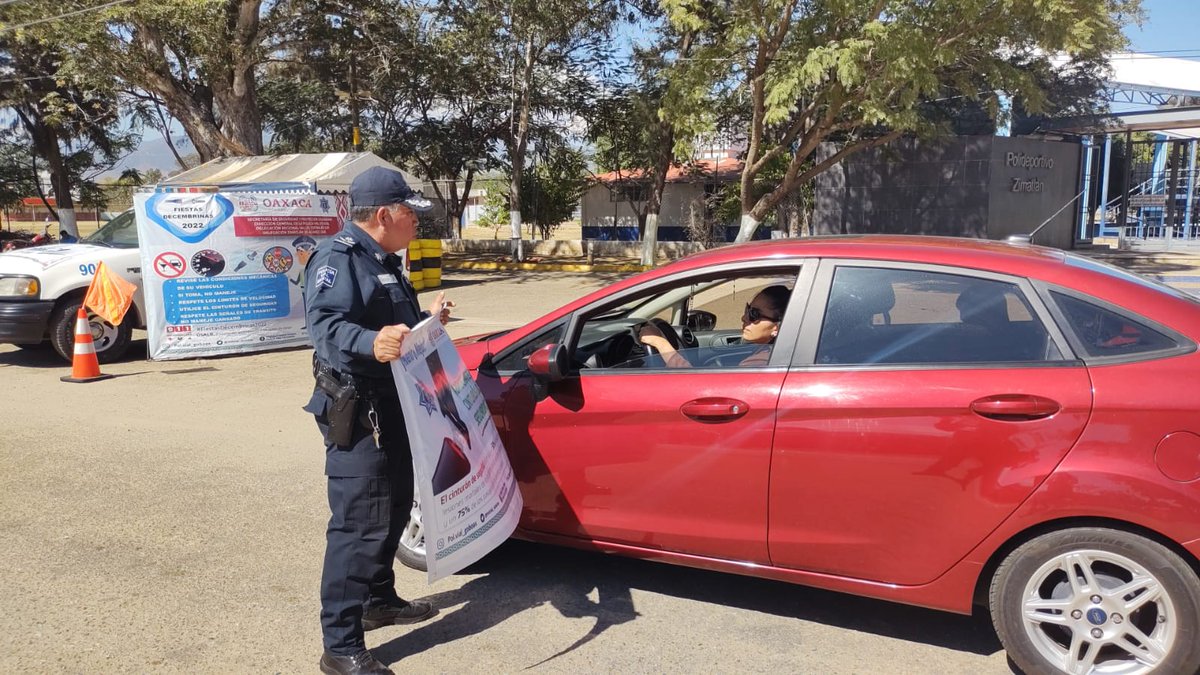 OaxacaVeraz's tweet photo. Por instrucciones del titular de la @PolVial_GobOax @ToryLopezS en Zimatlán de Álvarez, el Cmte @Victorpantera65 para prevenir accidentes viales, implementó el dispositivo de control provisional preventivo dirigido a conductores de unidades de motor @SSP_GobOax  @salomonj https://t.co/Zfqo9XJZle
