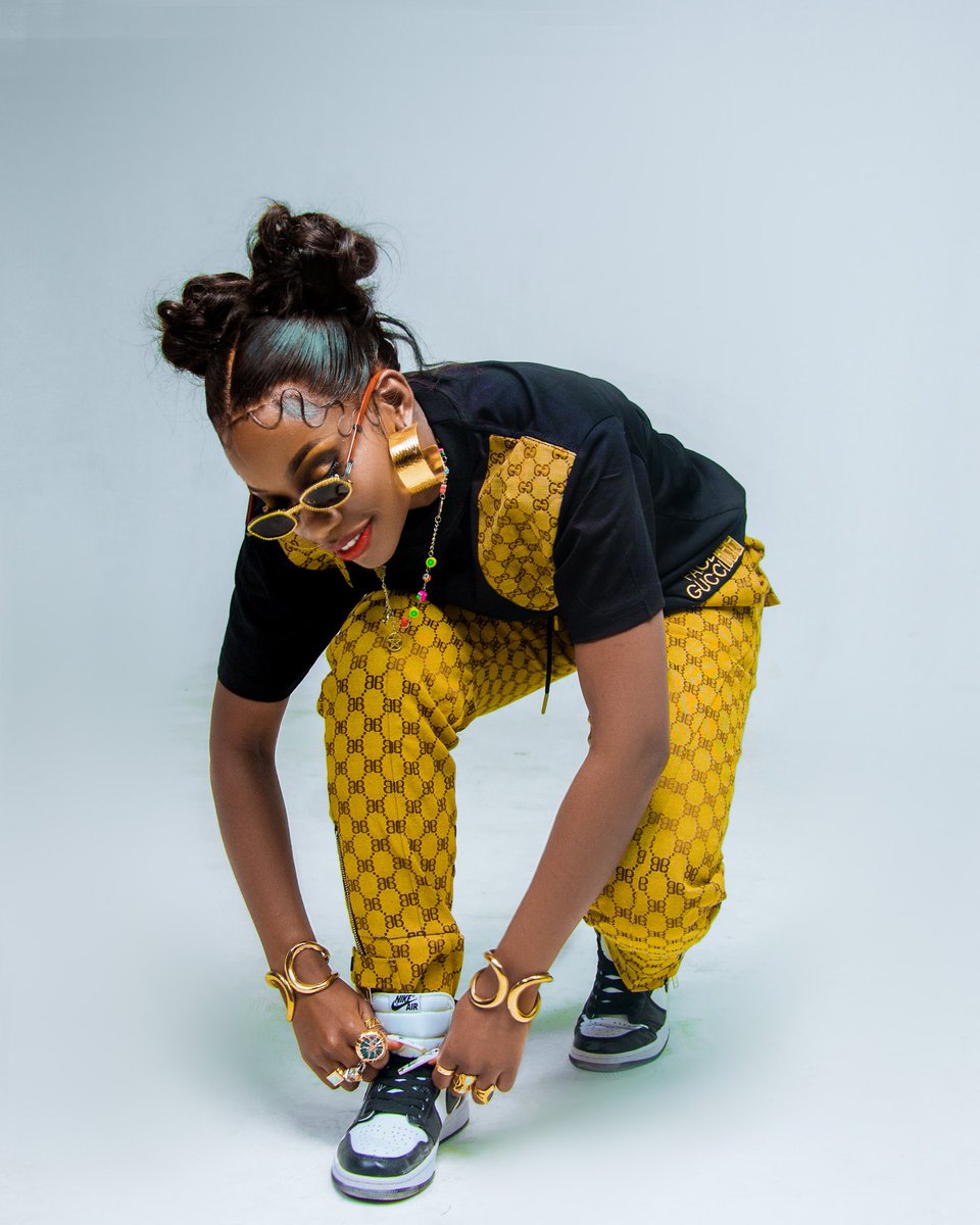rechoreymusic's tweet photo. Who is She 😎 https://t.co/kzDDdIZq3t