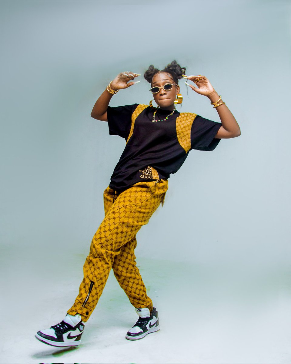 rechoreymusic's tweet photo. Who is She 😎 https://t.co/kzDDdIZq3t