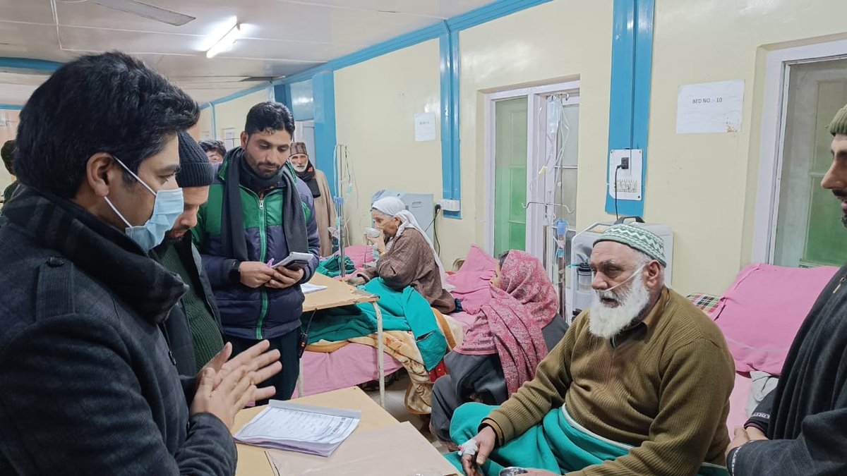 Worthy DC Budgam, @ visited SDH Chodora late evening today and took stock of facilities provided to the patients, He inquired about health of GH Qadir Gakhad of R/o Gugji Pathri. Loving officer.@syedf2 @OfficeOfLGJandK @KPGBJP