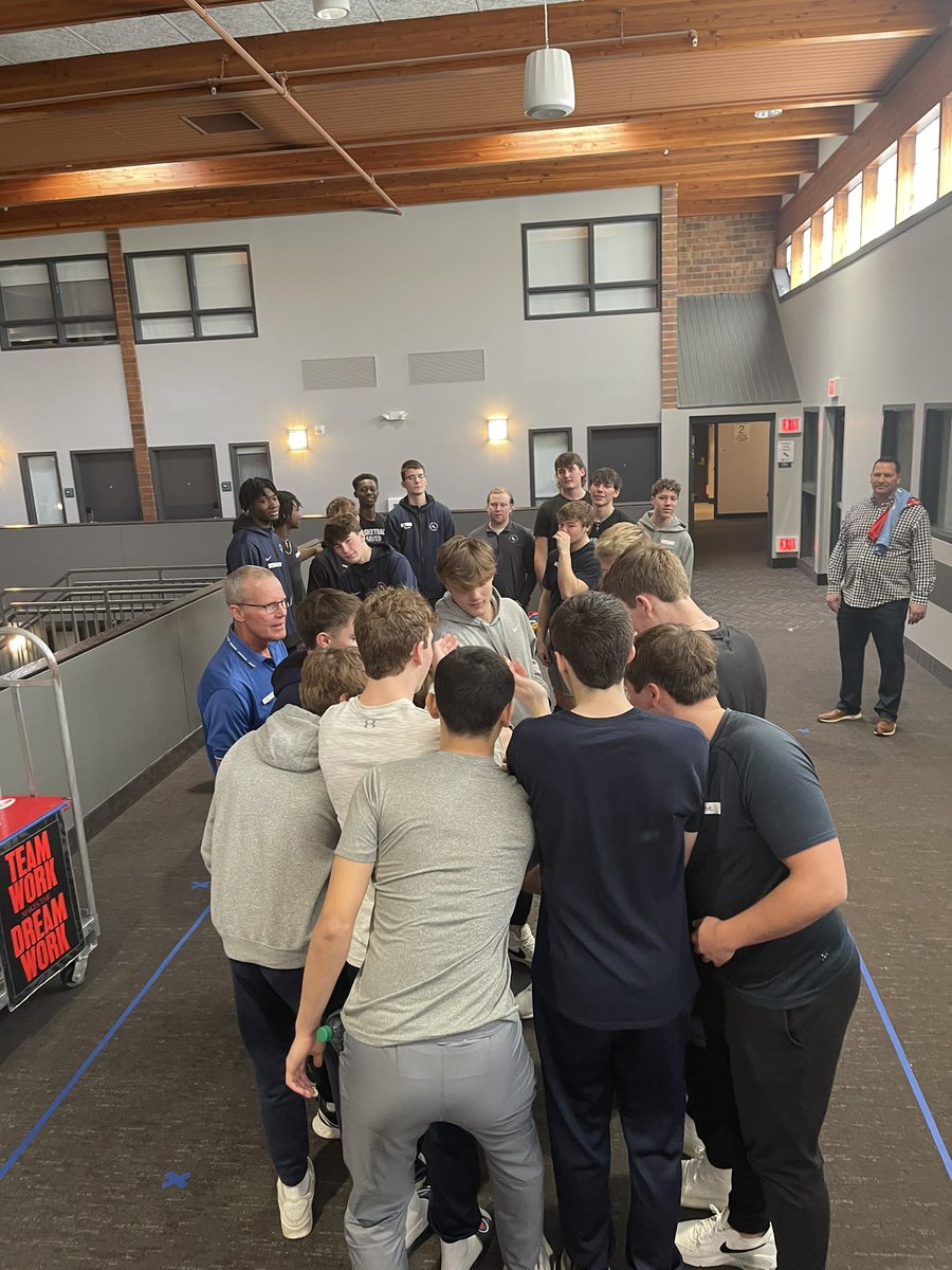 JMiller_41's tweet photo. Team Work Makes the Dream Work🏀💪🏽@PriorLakeHoops1 #Compete https://t.co/xnL8FHaCkZ