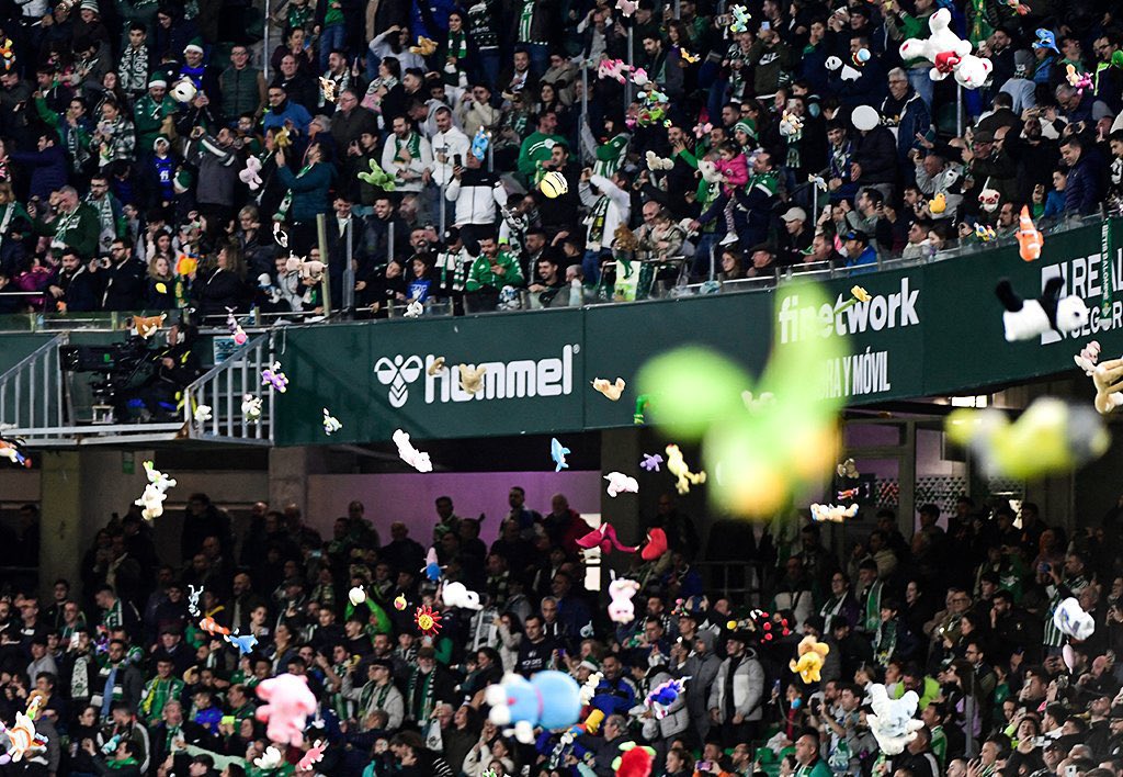 giraltpablo's tweet photo. 🟢⚪️ Como cada año, los hinchas del Betis vuelven a dar el ejemplo.

🧸 Arrojaron unos 14.000 peluches que serán entregados el Día de Reyes a los niños que se encuentran en hospitales.

Simplemente hermoso🙌❤️ https://t.co/3WqKNr9r4N