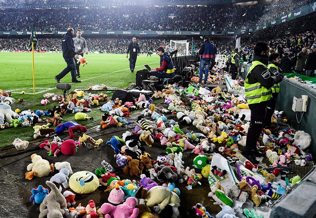 giraltpablo's tweet photo. 🟢⚪️ Como cada año, los hinchas del Betis vuelven a dar el ejemplo.

🧸 Arrojaron unos 14.000 peluches que serán entregados el Día de Reyes a los niños que se encuentran en hospitales.

Simplemente hermoso🙌❤️ https://t.co/3WqKNr9r4N