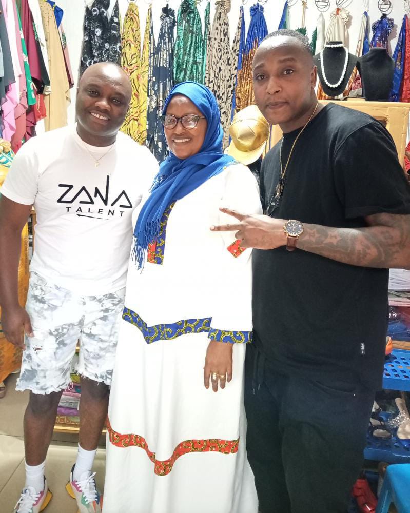 LuckyIbnMiraj's tweet image. Maman Lucky hamwe n’ibyamamare! 

#KingJames &amp;amp; #PFla Mwakoze guteza imbere umubyeyi wanjye! 

#TrustMe #Positivevybzonly