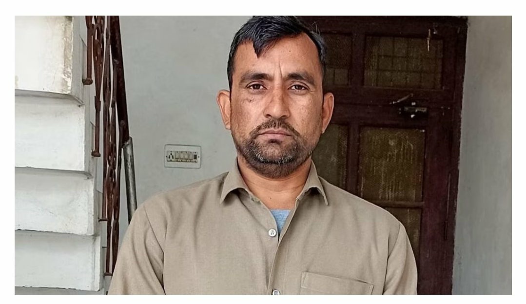 ImTanujSingh's tweet photo. This is Sushil Kumar ji a haryana roadways bus driver who saved Rishabh Pant and he made him lie down in a safe place and wrapped him with his sheet amd called the ambulance. Thank you so much Sushil Kumar ji, whole India salute you.

The Real Hero! 🙌 https://t.co/qehs5jPeEQ