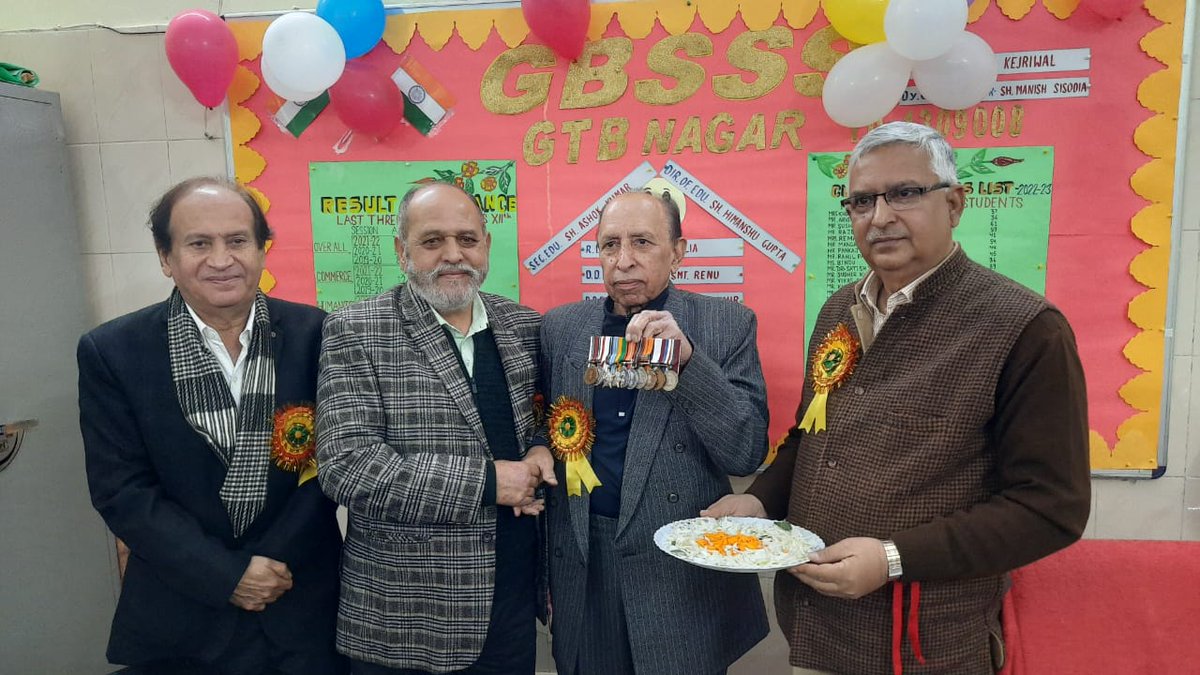 Dir_Education's tweet photo. दर्ज़ हुआ इतिहास में GTB नगर का विद्यालय !

@GBSSS1309008 में पढ़े दिल्ली के पूर्व पुलिस कमिश्नर श्री टी. आर. कक्कड़ IPS, Retd ने अपने सेवा काल के दौरान मिले सभी पुलिस पदक, गैलेंट्री अवॉर्ड्स और पुरस्कारों को अपने विद्यालय को भेंट कर अपनी कृतज्ञता प्रकट की ।
#AlumniConnect https://t.co/OXgMtSe16G