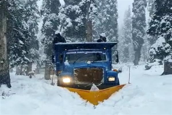 JalidAyeshah's tweet photo. Not only on cities even in the far flung areas like Machil, tangdar the efficient administration is proving that this LG Govt has been the most efficient one in history. Clearing roads & restoring Electricity within no time despite of heavy snowfall asks for appreciation #HonLG https://t.co/f6icjOEVpK