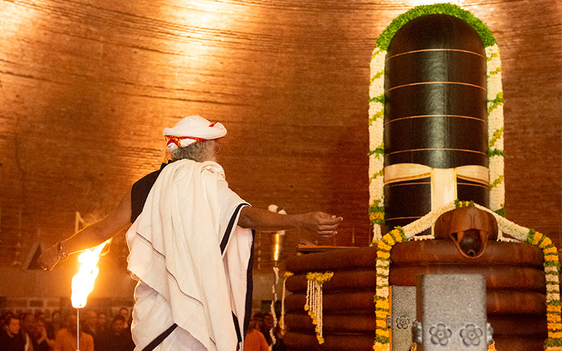 ishafoundation's tweet photo. Spiritual process means moving towards your liberation. No matter what the nature of your past or present is, there is a doorway for All. #SadhguruQuotes https://t.co/9J3Q51ZhAR
