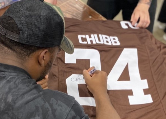 CLEMemorabilia's tweet photo. If Nick Chubb scores 2+ touchdowns AND Cleveland wins today, we'll give a Nick Chubb autographed jersey to someone who retweets this tweet AND follows us!

(Note: be aware of potential scam accounts. We will NOT message you asking for your credit card information.) https://t.co/DrJFcVh0sG