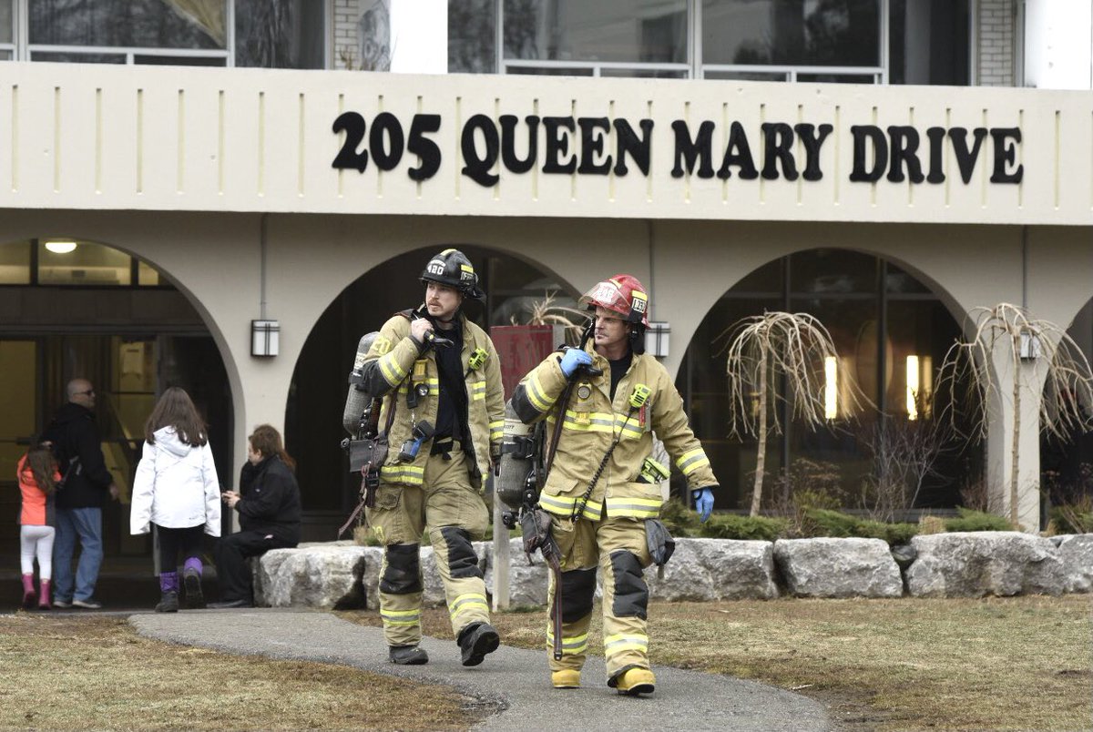 GPmedia_24's tweet image. HIGH RISE APT FIRE: @oakvillefire o/s highrise apt fire(16th floor) Queen Mary Dr. entire bldg evacuated — over dozen seeking shelter w/pets in @oakvilletransit bus. Fire now out, No injuries reported residents up to  14th floor allowed back in. Fire investigators &amp;amp;  @HRPSOak o/s