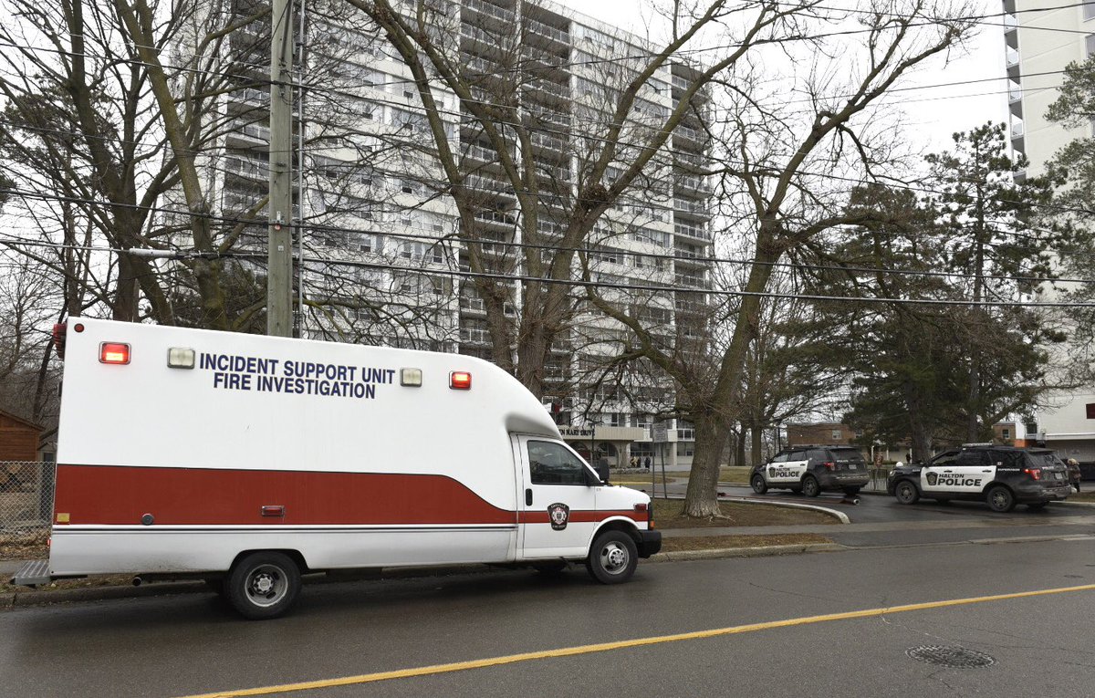 GPmedia_24's tweet image. HIGH RISE APT FIRE: @oakvillefire o/s highrise apt fire(16th floor) Queen Mary Dr. entire bldg evacuated — over dozen seeking shelter w/pets in @oakvilletransit bus. Fire now out, No injuries reported residents up to  14th floor allowed back in. Fire investigators &amp;amp;  @HRPSOak o/s