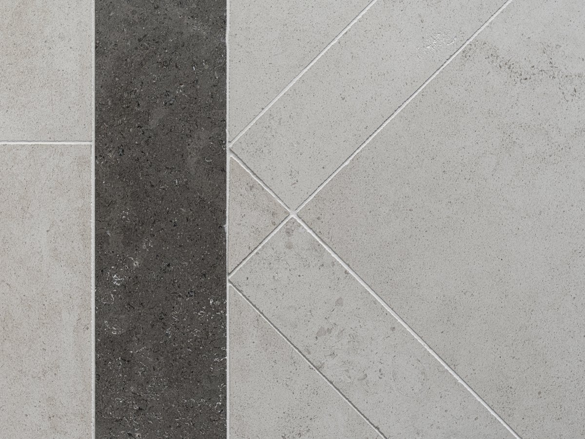 ArtisansDevizes's tweet image. The reception to LLI Design&apos;s Hampstead project is wonderfully pared back with bolder, contemporary accents. LLI Design specified Artisan’s Sloane limestone with a contrasting border of Kimmeridge honed limestone for the formal entrance lobby of the property.