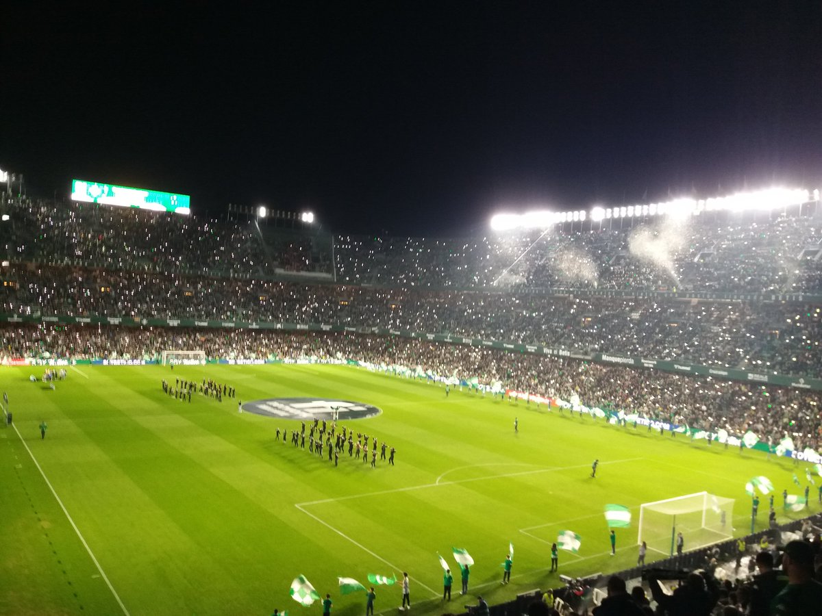RodriguezFabio9's tweet photo. Gran placer estar en este estadio que ofrece un verdadero espectáculo, si señor,  el Benito Villamarin, ese lugar donde todos cantan a Capela su propio himno con un enorme sentimiento,  desde el más pequeño hasta el abuelo y todos de verde y blanco,que inmensa identidad. Gracias. https://t.co/RSFUh1yPDU