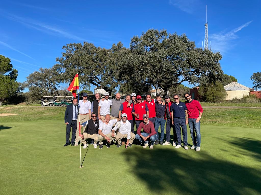 golfcordoba's tweet photo. Ryder para despedir el año. I Ryder Amigos del Putt casi Perfecto.

El equipo negro de Jack Nicklaus pudo con el rojo de Severiano Ballesteros... #golf https://t.co/7fsZAkHg8W