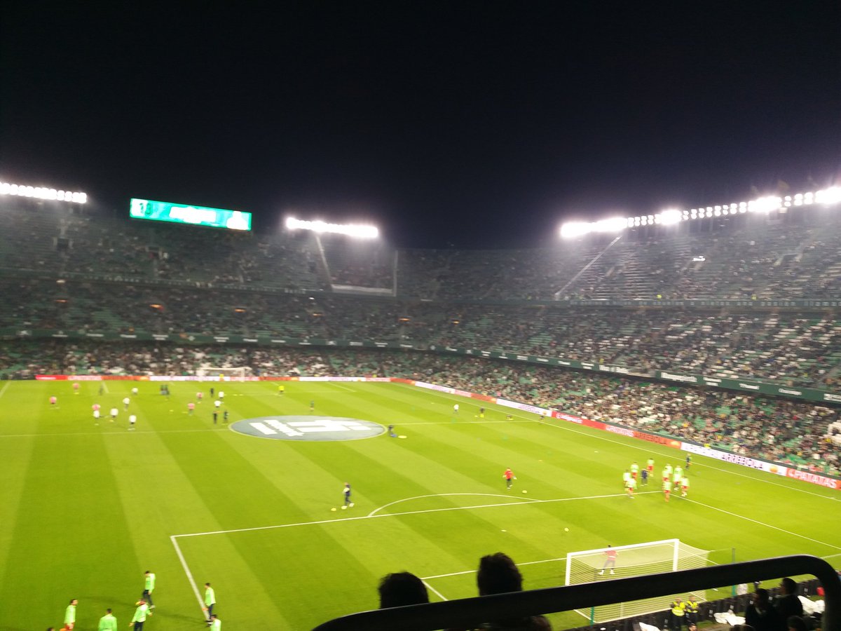 RodriguezFabio9's tweet photo. Gran placer estar en este estadio que ofrece un verdadero espectáculo, si señor,  el Benito Villamarin, ese lugar donde todos cantan a Capela su propio himno con un enorme sentimiento,  desde el más pequeño hasta el abuelo y todos de verde y blanco,que inmensa identidad. Gracias. https://t.co/RSFUh1yPDU
