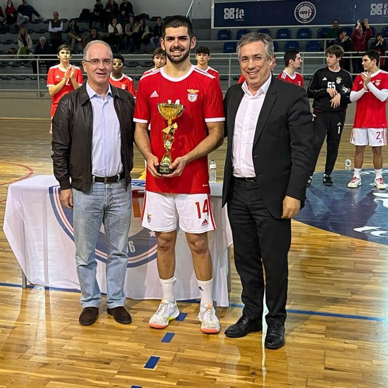 modalidadesslb's tweet photo. 🤾 Os Sub-18 venceram o Torneio de Natal – Cidade de Fafe 2022! → https://t.co/UDgF6B7rt5 

#AndebolBenfica 

📸 Facebook Andebol Clube Fafe. https://t.co/c68i1XzdTl