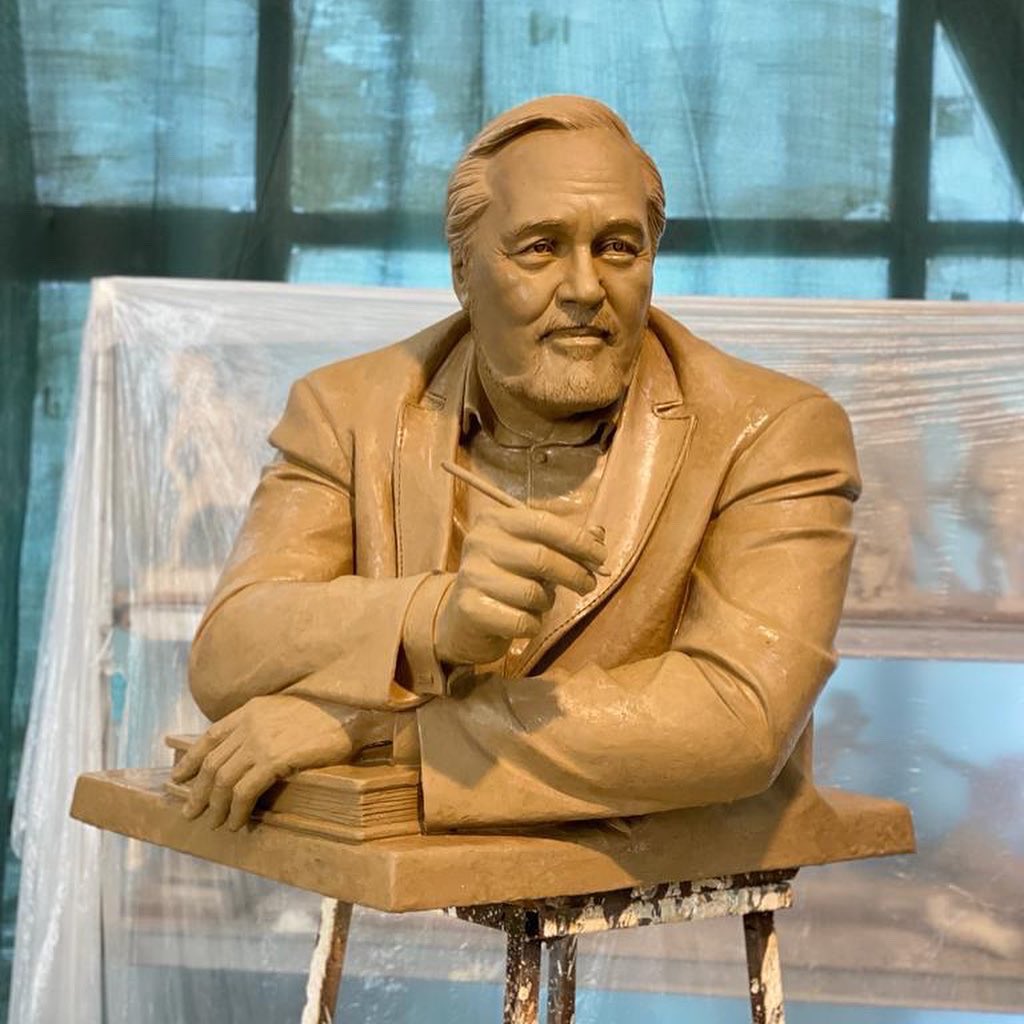 ILBERORTAYLIGSU's tweet photo. Heykelsiz ve resimsiz medeniyet olmaz. @turk_park ile iftihar ettim. Konferans sonrasında beni tatlı bir sürpriz bekliyordu. Alper Çınar heykelimi yapmış. Kendisine çok teşekkür ediyorum. https://t.co/fyJLxiZWn3