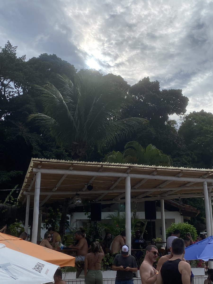 Banda tocando <a href="/marcelofalcao/">Marcelo Falcão</a> em Ilha Grande é tudo que queria ❤️