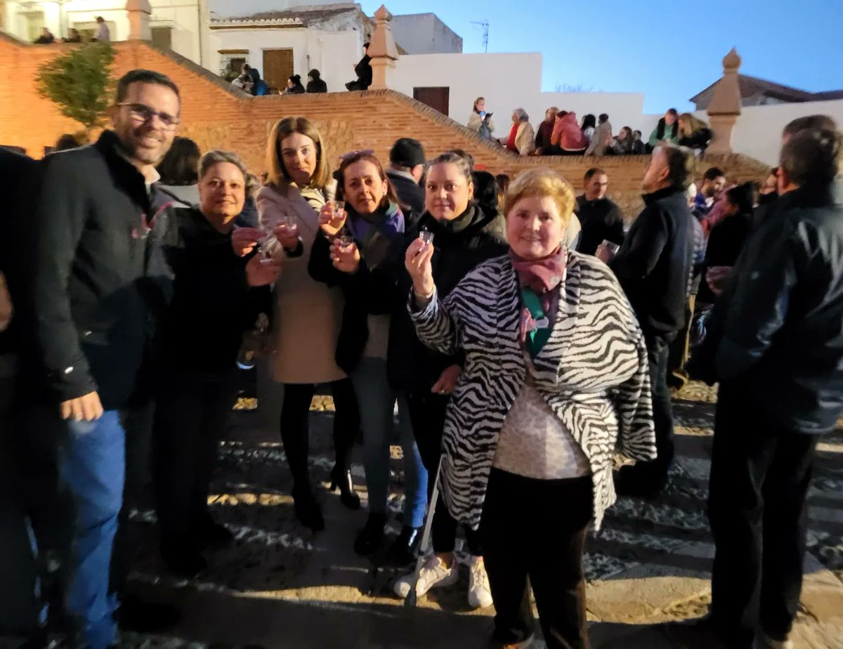 _kikocalderon_'s tweet photo. Terminamos el año junto a los vecinos/as de #SanJuan brindado por un 2023 lleno de salud y esperanza.Enhorabuena a la asociación de vecinos por estar siempre dispuesta a dinamizar el #barrio,en esta ocasión con una zambomba flamenca con la artista local Ana Pastrana. #Antequera https://t.co/gUKVZUDy0K