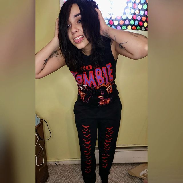 VampireFreaks's tweet photo. Run &amp; kill, Destroy the will
A hero that doesn't exist☠️🦇

The kickass @motionless_syd rocking our Vampire Bat Joggers [Red Bats]! 

#goth #alt #vampirefreaks #bats #batjoggers #spookyjoggers #GothJoggers #gothfashion #gothstyle #altstyle #spookyfit  #punk #grunge #rock https://t.co/nVoLqzAjRo
