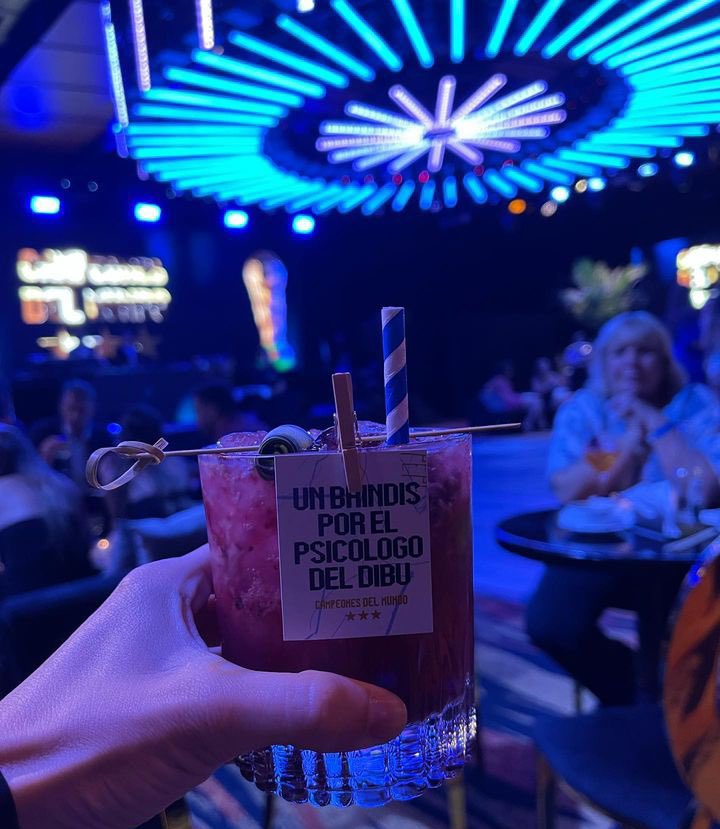 AtaqueFutbolero's tweet photo. ¿La frase de los vasos en la fiesta que organizó Lionel?

“Un brindis por el psicólogo del Dibu”.

JAJAJA, espectacular. 🥲🇦🇷 https://t.co/G2GLQwv2UQ