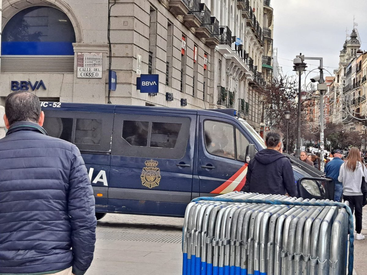 APoliciah50's tweet photo. Ellos siempre están @FuerzasDelOrden 
#EnEsteMomento #PuertaSol
#Campadas #FelizAnoNuevo2023 https://t.co/aj58nVSsFt