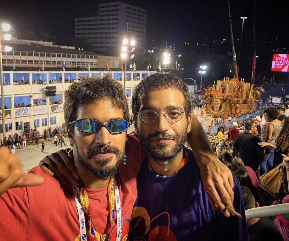 poponze's tweet photo. CASALZÃO! O ator Humberto Carrão está namorando o produtor Thales Junqueira. https://t.co/n2LAmMSFmf