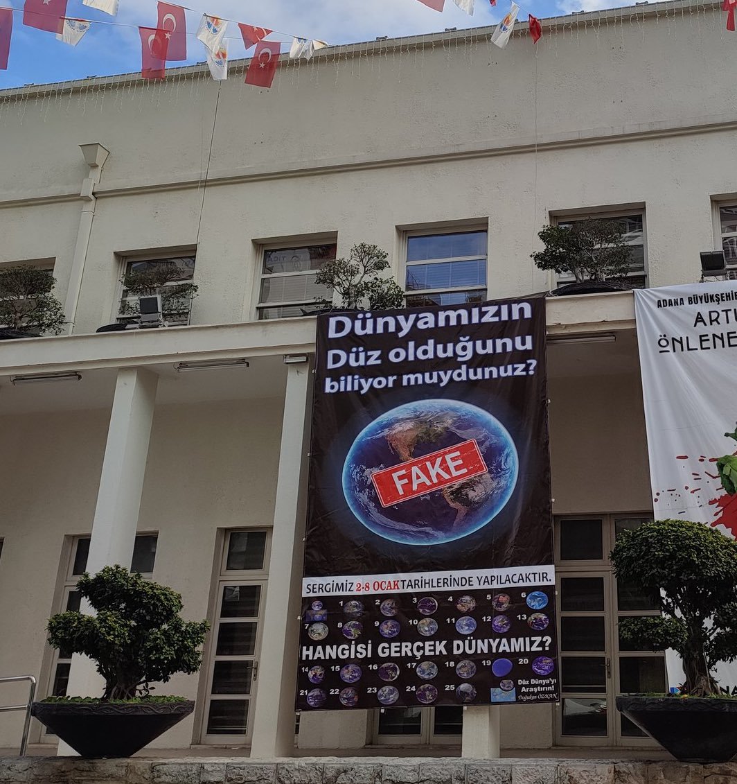 KozmikAnafor's tweet photo. Yer Adana: Valilik izni ile Büyükşehir Belediyesi salonunda düzenlenen "Düz Dünya Sergisi". 

Kelimelerin tükendiği yerdeyiz... 

#bunebilimsizliktir 
@TCAdanaValiligi @Adana_Bld @varank @tubitakuzay @evrimagaci @gelecekbilimde @umutayildiz @tevfik_uyar @serdarhuseyiny @tuajans https://t.co/qZQaegixjH