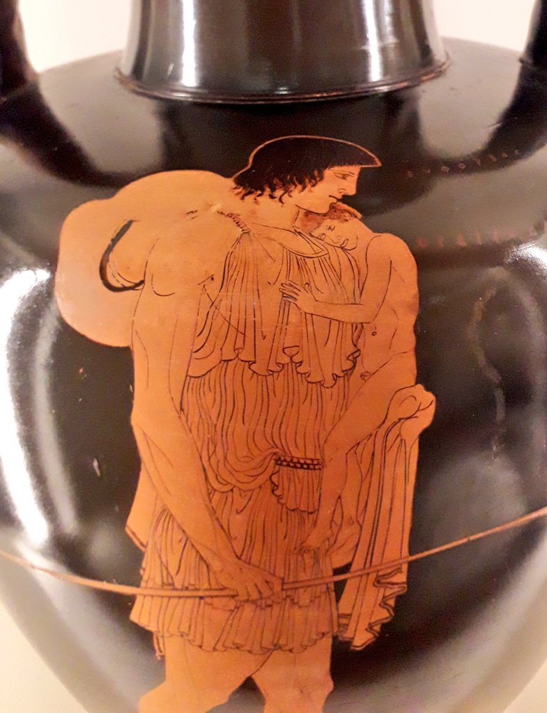 JulienOlivier45's tweet photo. Abandonné et voué à la mort☠ par ses parents suite au célèbre #oracle, le petit #Oedipe👶 se blottit contre le #berger Euphorbos qui vient de le recueillir.
#Amphore🏺 à col attribuée au Peintre d'Achille, fabriquée en Attique vers 450 av. J.-C.
À voir dans le #musée de @laBnF https://t.co/MhyohxCBQd