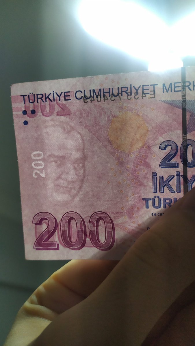 niskaja's tweet photo. Arkadaşlar letgodan dolap sattık adam bize bu parayı verdi Atatürk birinde biraz tombul duruyo sahte para galiba dolandırıldık dkdjdkdn 200 TL gördüğümüz yok ki anlamıyoz https://t.co/2AZL3BcqeA