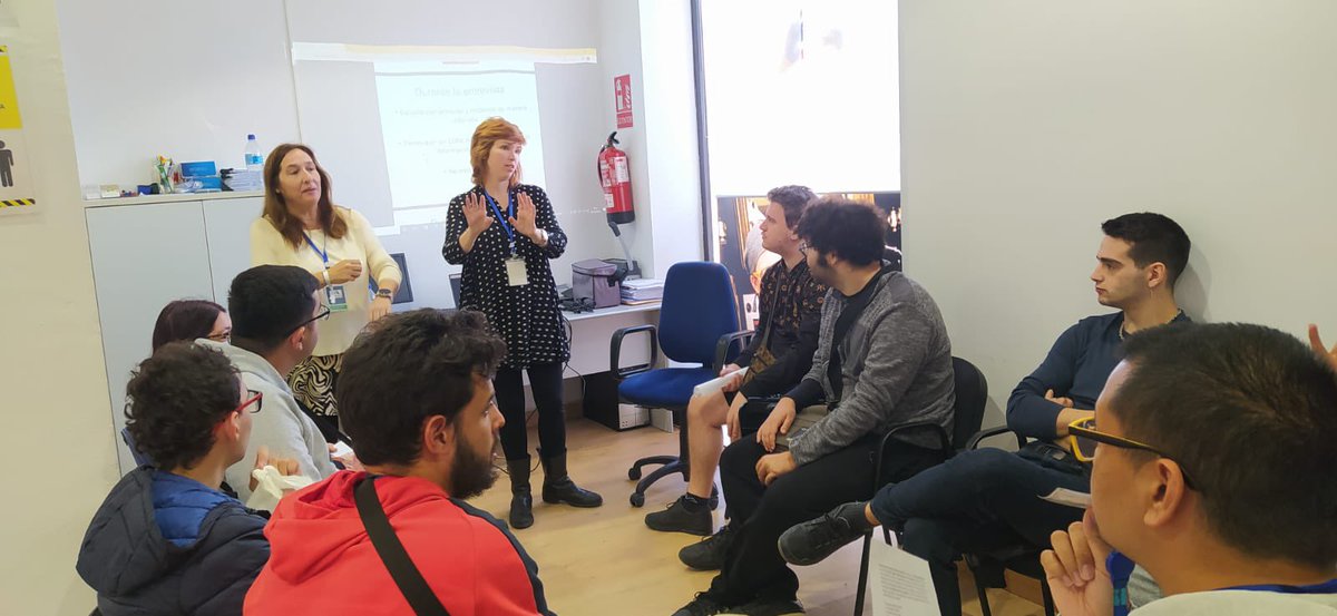 Fundatul's tweet photo. 🔝 Ana y Alicia, nuestras chicas en prácticas, han impartido un taller de búsqueda activa de empleo. #Aprendizaje, #participación y #compañerismo para cerrar el año.
#cualificame
#AyuntamientoMarbella
#Fundatulforma https://t.co/1y3Xrm6V4D