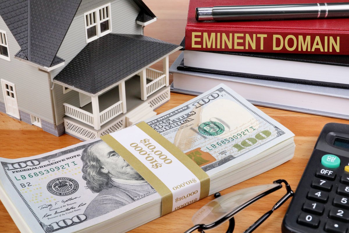 LAReviewofBooks's tweet photo. That the government can take property is unquestionable. But who are the government going to take property from — and why? @ElieNYC comments in #AllowMeToRetort & on @thenation podcast 'Start Making Sense' w/ @JonWiener1 – Best of 2022 – https://t.co/7jiNYxMvNh @thenewpress https://t.co/k5wfhOSHep