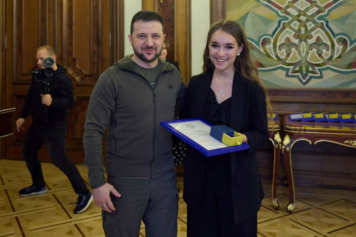 yooo_lena's tweet photo. On the International Volunteer Day the president @ZelenskyyUa founded a new «Golden Heart» presidential award to recognise the contribution of volunteers to the upcoming 🇺🇦 victory.

Glad to receive the honours 💛💙 https://t.co/c5sV0aH8HN