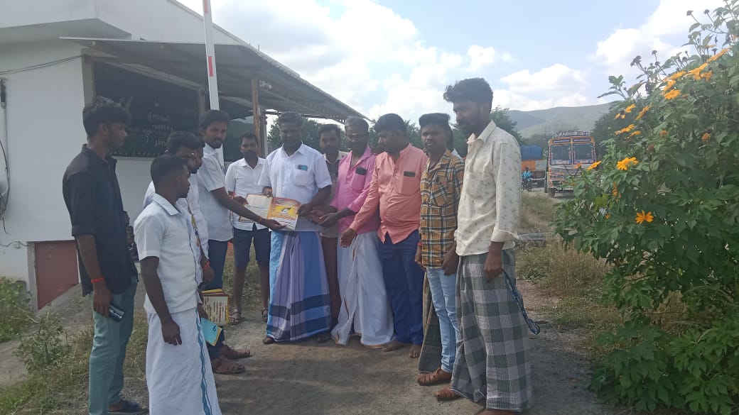 vmms_it_wing's tweet photo. அதிமுக வடக்கு ஒன்றிய செயலாளர் 

திமுக வடக்கு ஒன்றிய துணை செயலாளர்

பிள்ளையார்நத்தம் ஊராட்சி மன்ற தலைவர்

சமுத்திராப்பட்டி ஊராட்சி மன்ற தலைவர்

குட்டுப்பட்டி ஊராட்சி மன்ற தலைவர்

குட்டுப்பட்டி ஒன்றிய கவுன்சிலர்

சிறுகுடி ஊராட்சி மன்ற தலைவர் https://t.co/jb4IPFYE5P