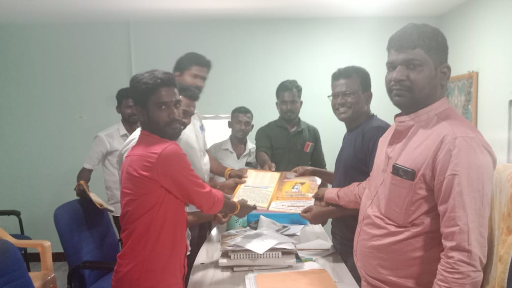 vmms_it_wing's tweet photo. அதிமுக வடக்கு ஒன்றிய செயலாளர் 

திமுக வடக்கு ஒன்றிய துணை செயலாளர்

பிள்ளையார்நத்தம் ஊராட்சி மன்ற தலைவர்

சமுத்திராப்பட்டி ஊராட்சி மன்ற தலைவர்

குட்டுப்பட்டி ஊராட்சி மன்ற தலைவர்

குட்டுப்பட்டி ஒன்றிய கவுன்சிலர்

சிறுகுடி ஊராட்சி மன்ற தலைவர் https://t.co/jb4IPFYE5P