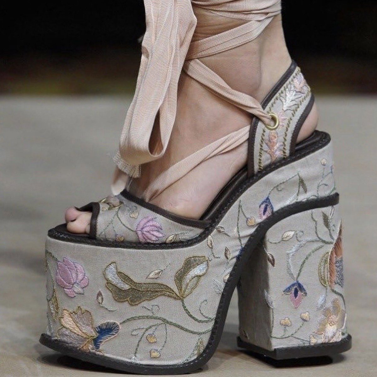 archivedlooks's tweet photo. Vivienne Westwood platform heels https://t.co/XOR5wtFG1u