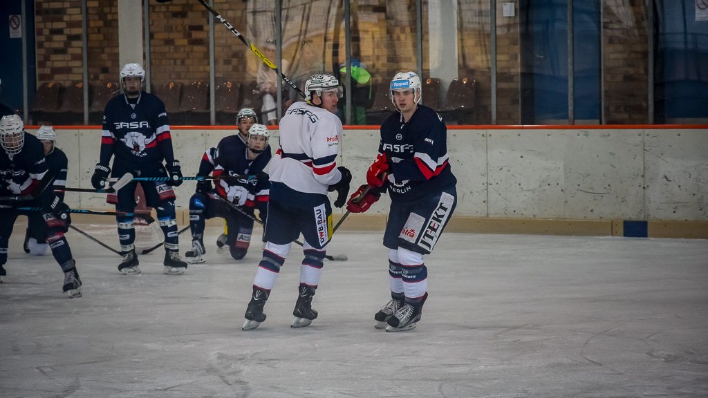 Wally44's tweet photo. #ebbDevCamp Teilnehmer David #Tomasek (rechts) schießt Sparte Prag ins #SpenglerCup Finale. 😍 https://t.co/sbtpJjSMpU