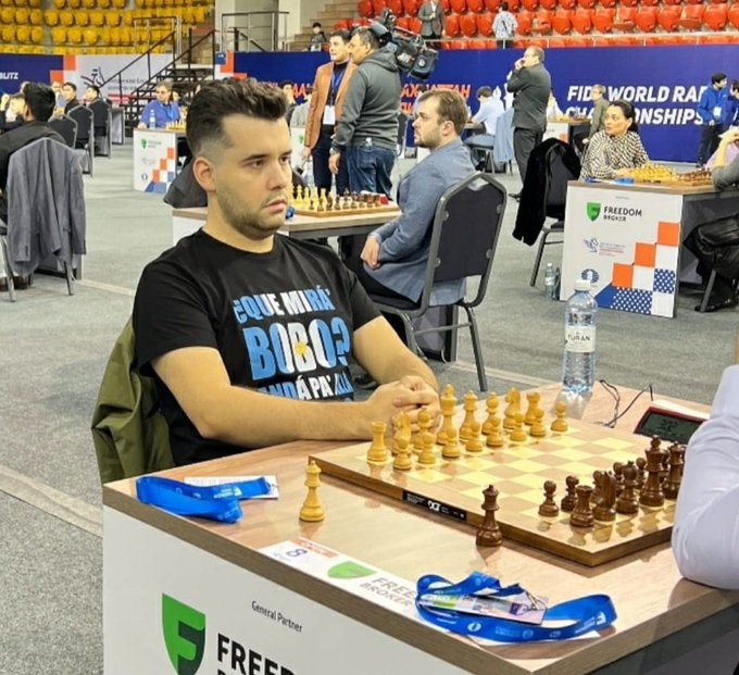 El ruso 🇷🇺 Ian Alexandrovich Nepomniachtchi, gran maestro de ajedrez ♟️, fue apercibido en el Mundial Relámpago Blitz por romper el código de vestimenta ¿Qué hizo? Se presentó con esta camiseta con la ya histórica frase de Lionel Messi. 🇦🇷👇