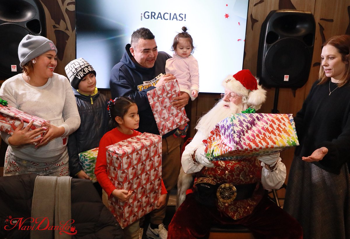 Telemundomsp's tweet photo. Esta época se vive más bonita cuando damos. #NaviDando fue posible gracias a la generosidad de nuestros patrocinadores como @invergrovetoyot y @Maplewoodtoyota que siempre están al servicio de nuestra comunidad.
#FelizNavidad #FelicesFiestas #FelicesFiestas2022 #NavidadEnMN https://t.co/fbqn8CUkV4