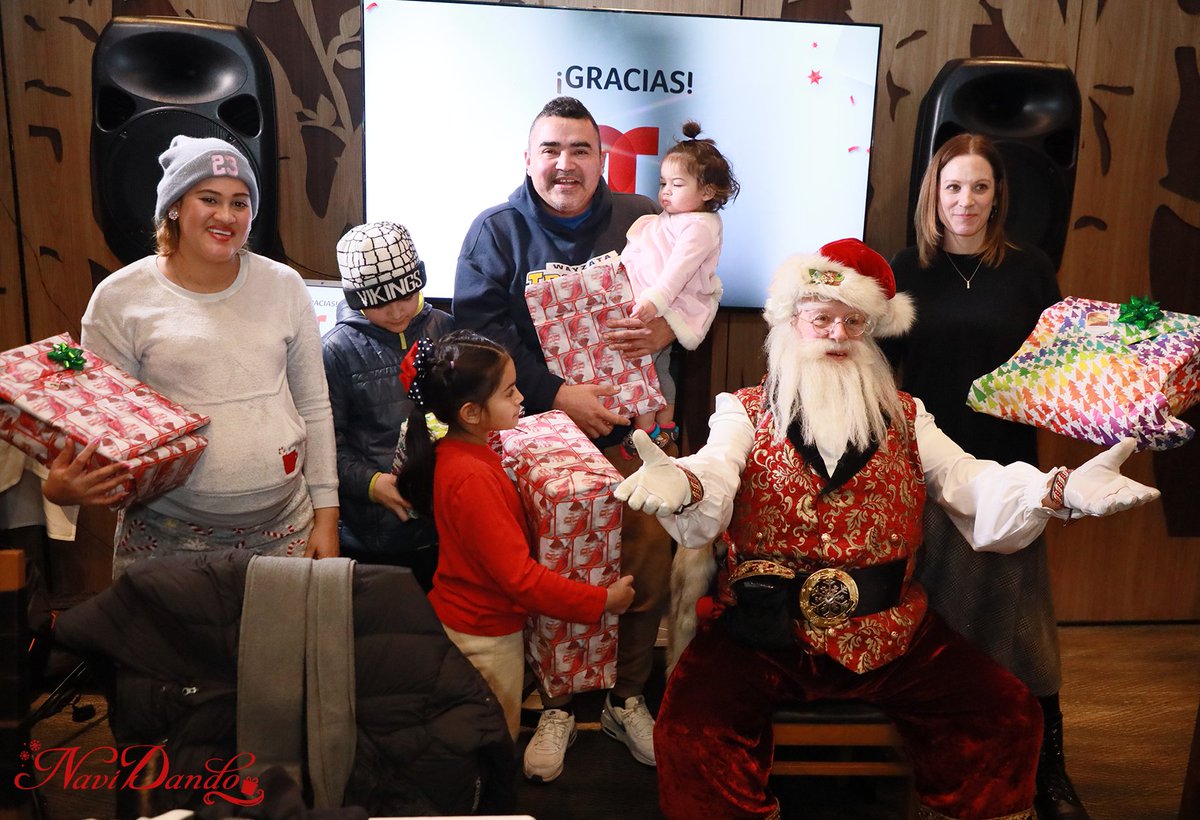Telemundomsp's tweet photo. Esta época se vive más bonita cuando damos. #NaviDando fue posible gracias a la generosidad de nuestros patrocinadores como @invergrovetoyot y @Maplewoodtoyota que siempre están al servicio de nuestra comunidad.
#FelizNavidad #FelicesFiestas #FelicesFiestas2022 #NavidadEnMN https://t.co/fbqn8CUkV4
