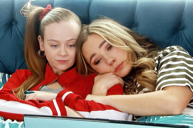 KINGVILLANELLE's tweet photo. 3 years ago today juliet & peri kissed in a flash forward ep & jeri was born. they've been through hell & back again & again. they're far from the perfect ship but they will always find their way back to each other cause they belong together #3YEARSOFJERI https://t.co/c7o1H2eLPH