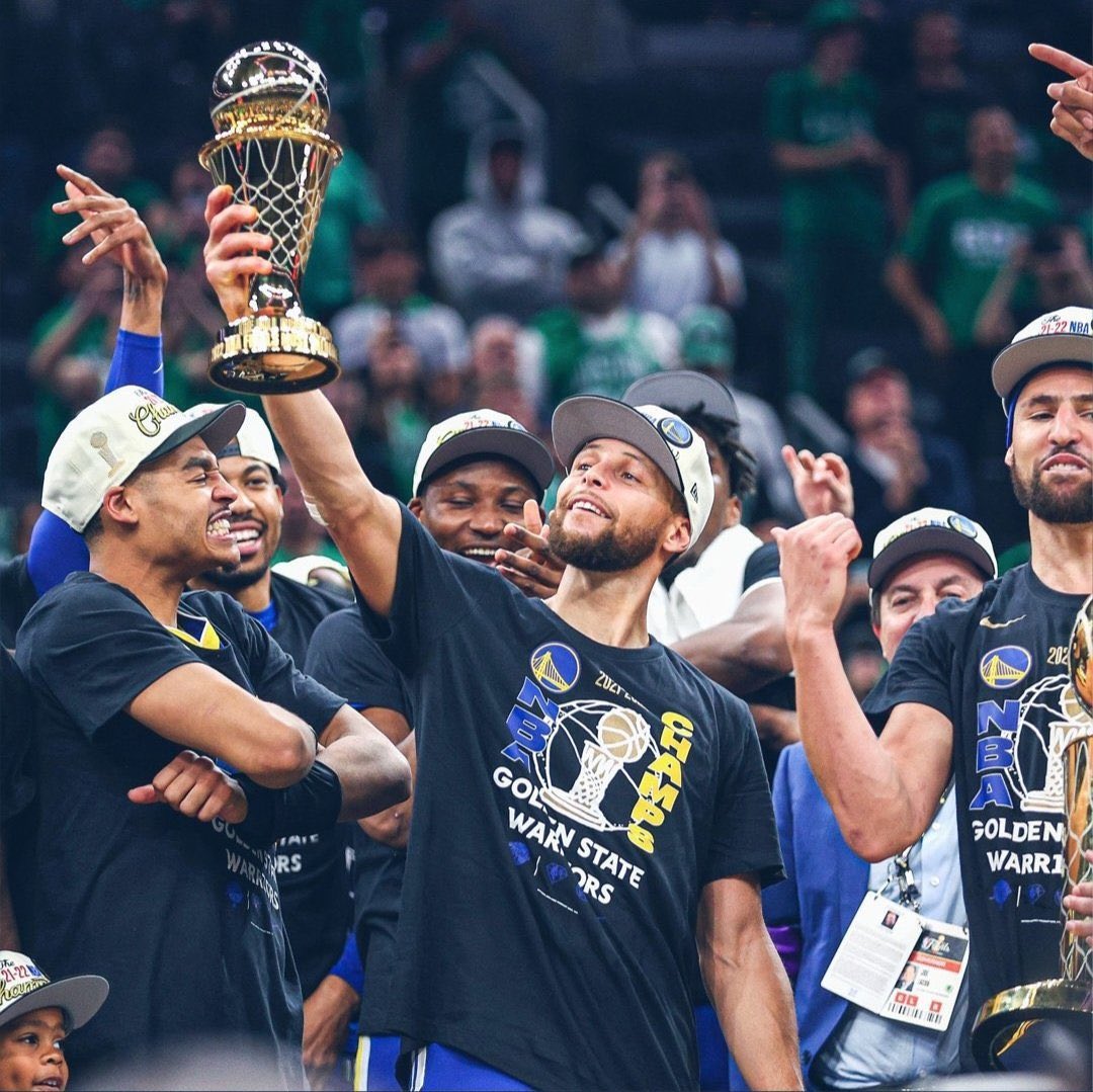 DrGuru_'s tweet photo. Steph Curry had the coldest pics of 2022 🥶 https://t.co/flFxiJGPoz