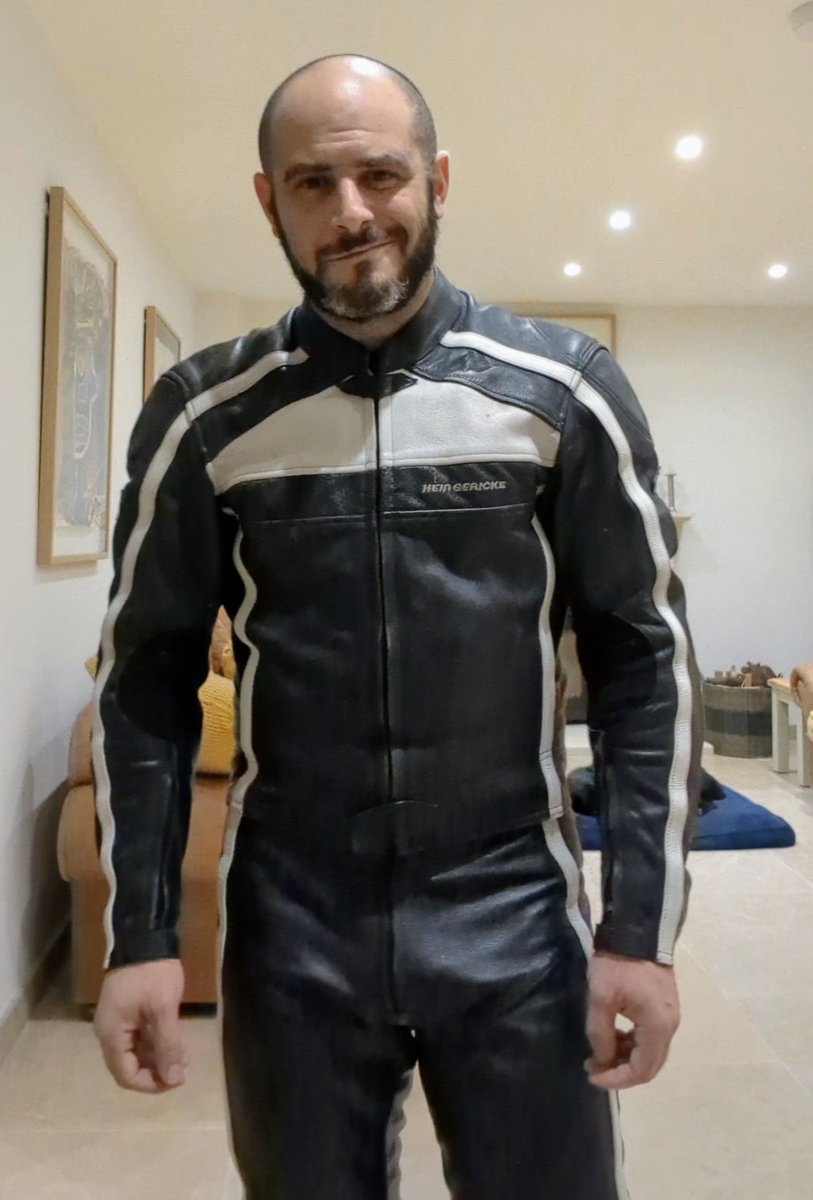 gezbearuk's tweet photo. Trying on my old leathers, that now fit. What do you think? It's quite snug down there. #bearleather #gayleather #leatherpup #leatherboy #leathers #leatherboy #leatherman #leathergay #leathermen #leatherfetish #leatherjacket #gayfetish #meninleather #gayleathermen #guysinleather https://t.co/ZnhUEkv4G3