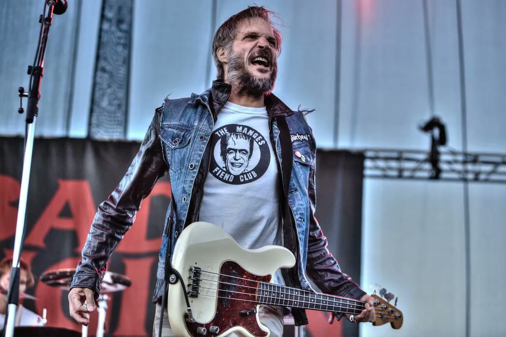 StarfleetJ's tweet photo. 🎸It’s Only Rock ’n’ Roll but I Like It🎸

with Punk Pock icon Jay Bentley (2015) from Bad Religion✝️

#JayBentley #BadReligion #Punk #PunkPock  #Bass #Rock #AmericanJesus #21stCentury #PunkRockSong #Sorrow #LosAngelesIsBurning #AgainstTheGrain #StrangerThanFiction #TheNewAmerica https://t.co/ksW18Hjfo5