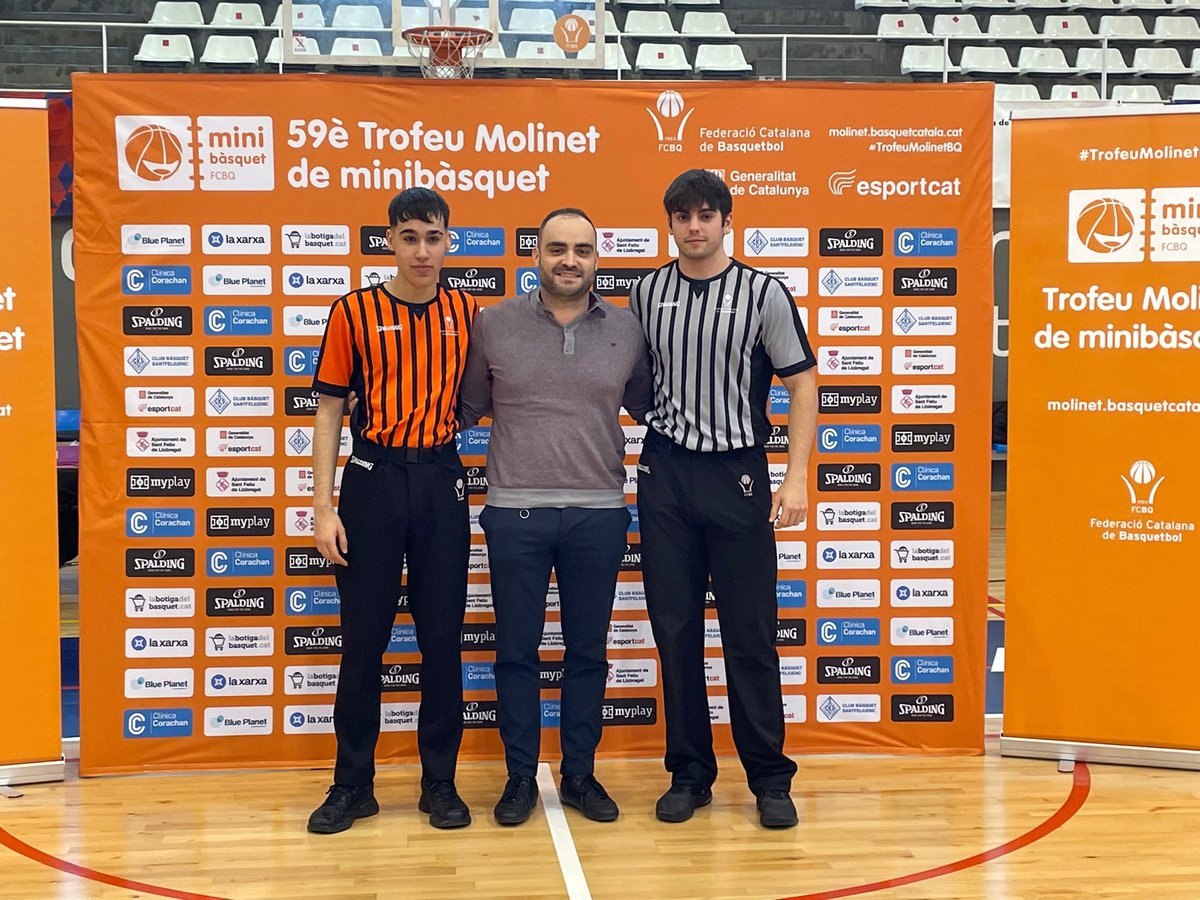 RTLleidaFCBQ's tweet photo. Els àrbitres de l’escola de bàsquet de la @rtlleidafcbq Jan Anglada i Àlex Gonzàlez han participat al 59è Trofeu Molinet de minibàsquet. Els han acompanyat d’un dels professors de l’Escola, @XavierGusta 
Esperem que hàgiu gaudit de l’experiència!

#sombàsquet🏀🏀🏀 
#somformació https://t.co/jgdtCpva92