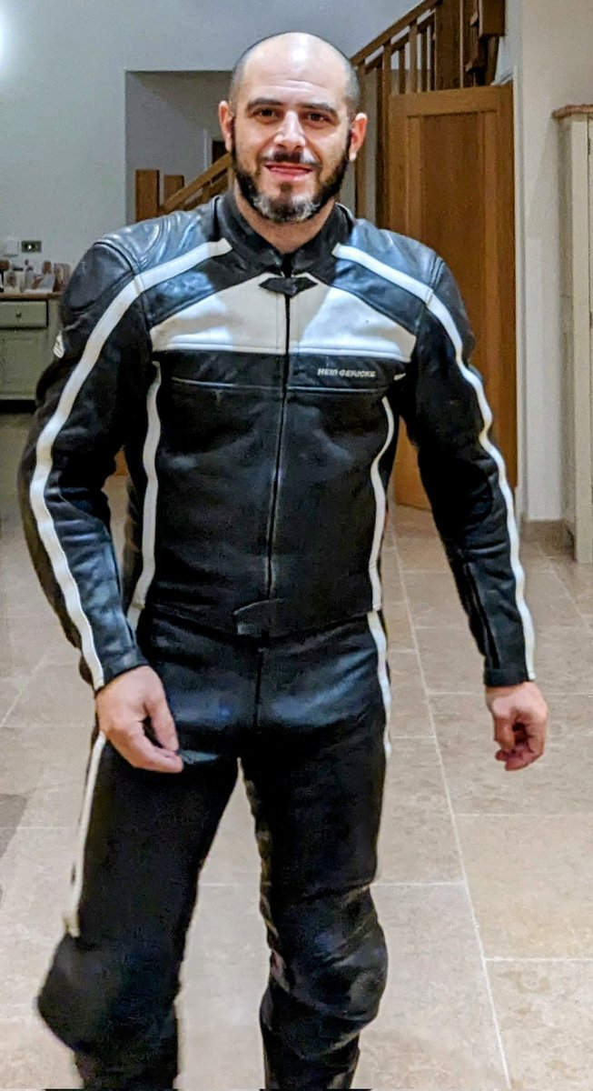 gezbearuk's tweet photo. Trying on my old leathers, that now fit. What do you think? It's quite snug down there. #bearleather #gayleather #leatherpup #leatherboy #leathers #leatherboy #leatherman #leathergay #leathermen #leatherfetish #leatherjacket #gayfetish #meninleather #gayleathermen #guysinleather https://t.co/ZnhUEkv4G3