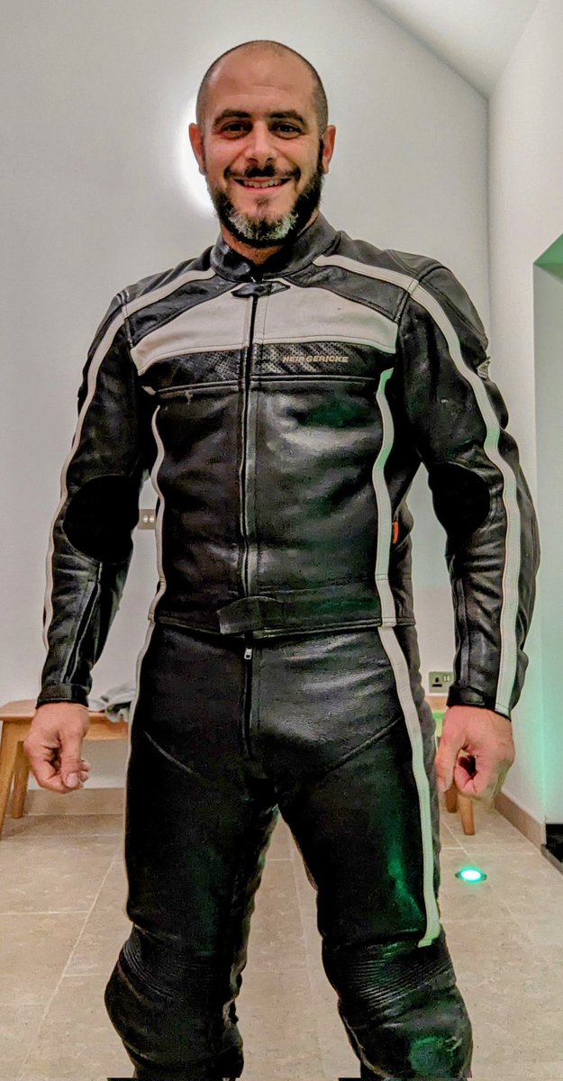 gezbearuk's tweet photo. Trying on my old leathers, that now fit. What do you think? It's quite snug down there. #bearleather #gayleather #leatherpup #leatherboy #leathers #leatherboy #leatherman #leathergay #leathermen #leatherfetish #leatherjacket #gayfetish #meninleather #gayleathermen #guysinleather https://t.co/ZnhUEkv4G3