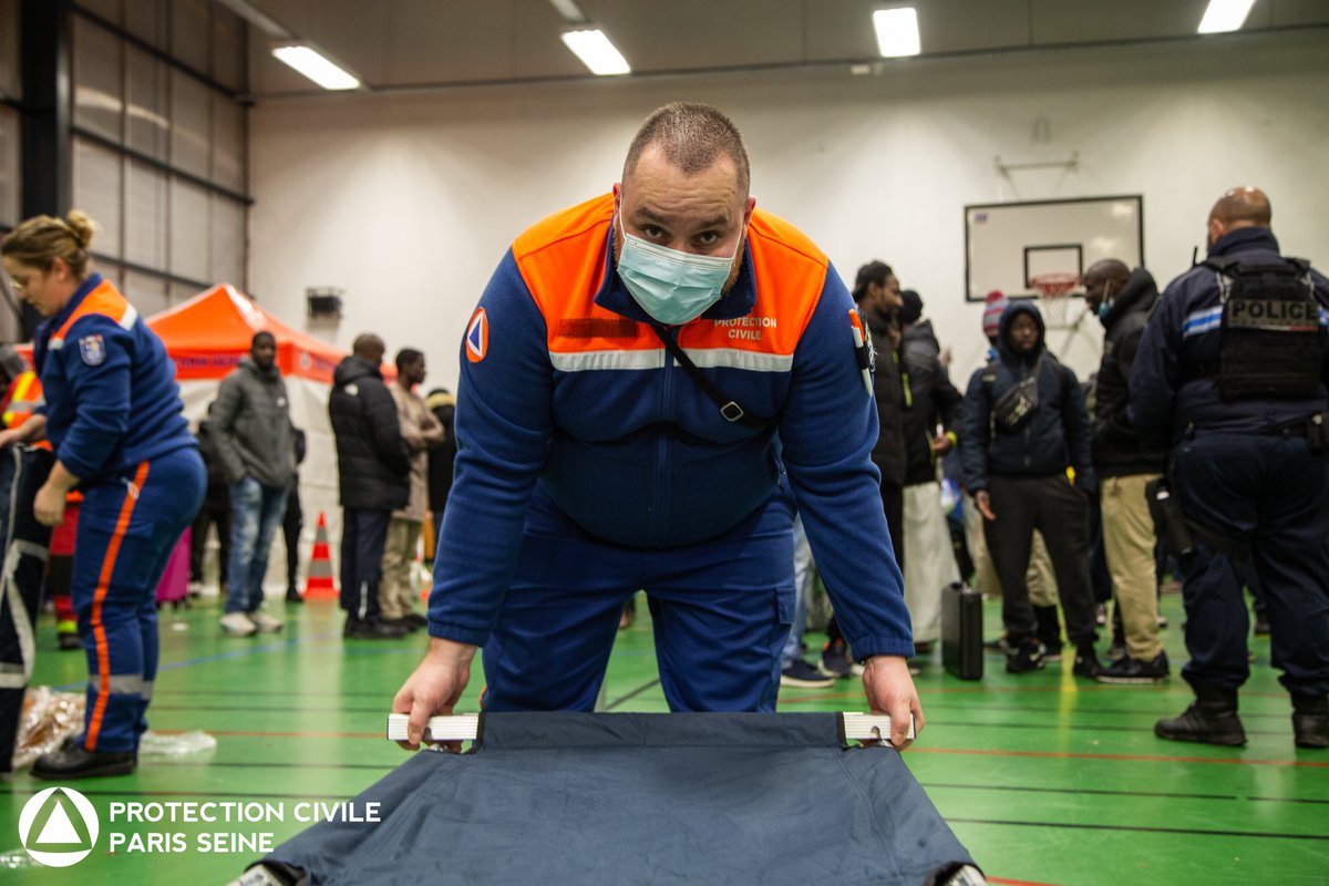 PCParis19's tweet photo. #declenchement .
Nos bénévoles cette semaine ont été mobilisés à la suite d'un incendie à #aulnaysousbois .
Il a été déployé un dispositif d'urgence afin de pouvoir accueillir dans un gymnase les habitants pour la nuit ..
Merci à Guillaume, Aurélie, Enzo, Lucile et Jonathan https://t.co/fYFy4D7xA6
