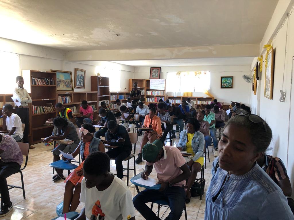 az_presse_haiti's tweet photo. #HAÏTI_ÉDUCATION : Près d'une centaine de postulants (es) ont participé ce vendredi 30 décembre au concours d'entrée 2022-2023 de l'Université Publique du Bas-Artibonite à Saint-Marc #UPBAS. Aucun inconvénient n'est encore enregistré, selon l'un des candidats. @az_presse_haiti https://t.co/Xd74RCEFtR