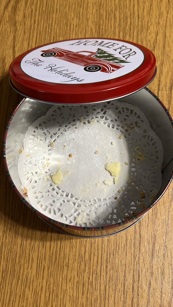 billnofi's tweet image. @AnthonysFavs Neighbor gave us a tin full of cookies for Christmas, now what? #SendBack #KeepIt